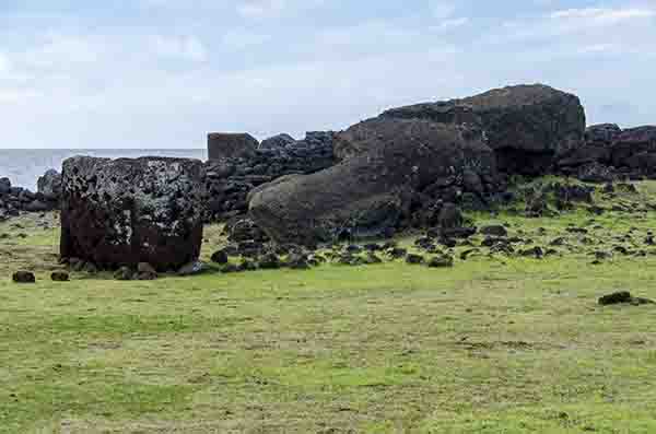 227 - Chile - isla de Rapa Nui o Pascua - Te Pito Kura - Ahu Tu'u Paro